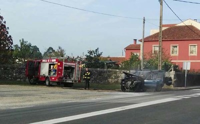 Arde un vehculo na PO-552 en Goin