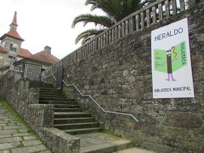 Heraldo xa sinaliza a entrada  Biblioteca Municipal da Guarda 