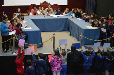 A peticin dos nenos e nenas de Tomio, o Concello compromtese a axudar aos refuxiados, a travs de Unicef  