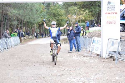 O ciclista rosaleiro Mario Fernndez obtivo unha gran victoria en Dumbra