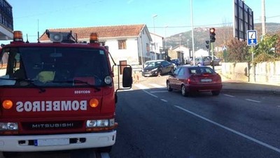 Un accidente entre dous turismos sldase con 3 persoas feridas leves no Rosal