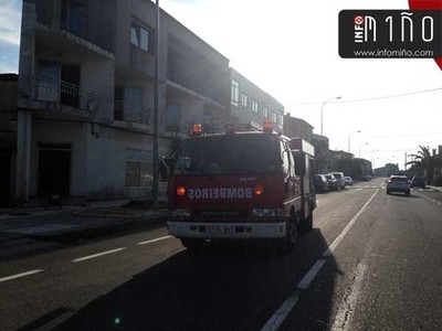 Un incendio afectou este medioda a unha cocia dun inmoble de A Guarda