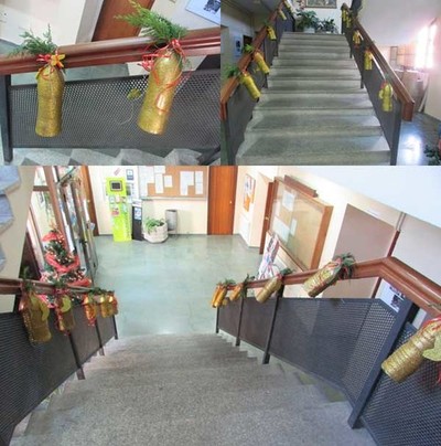 Os participantes do primeiro obradoiro infantil -Decora o teu Nadal- adornan as escaleiras do concello da Guarda 