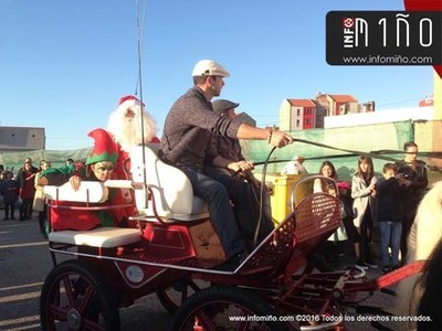 Especial - Papa Noel chega a A Guarda en parapente