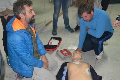 M�s de 50 personas participaron el pasado mi�rcoles en la charla organizada por Ciclismo Oiense sobre reanimaci�n y uso del DESA (desfibrilador)