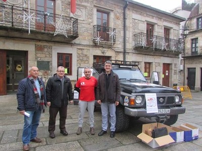  A Guarda doa material escolar que repartir� a asociaci�n Conrazones nun rally solidario por Marrocos