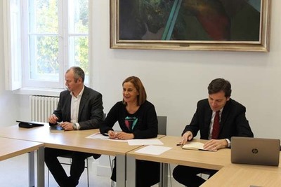 Carmela Silva tende a man aos Axentes TIC m�is relevantes da provincia para sumar sinerx�as ao abeiro do programa Smartpeme