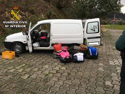 La Guardia Civil se incauta de una partida de ropa y bolsos falsificados 