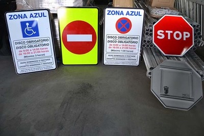 Tui repn e instala novos sinais para mellorar a seguridade vial no municipio