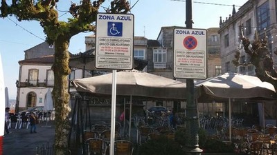 Instalada unha nova sinalizacin informativa da zona azul no casco urbano tudense acorde coa ordenanza reguladora