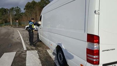 La Polica Local de Tomio intercepta a un conductor con el permiso de conducir retirado por haber perdido la totalidad de los puntos del carnet
