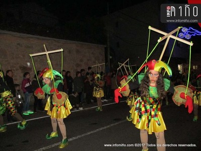 Especial - Ms de 20 comparsas tomaron salida en el -XX Venres de Foliada- tomis