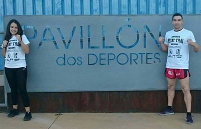 Os goianeses do Spartan Team Uxa Rodrguez e Charly Lpez a polo Campionato Nacional de Muay Thai