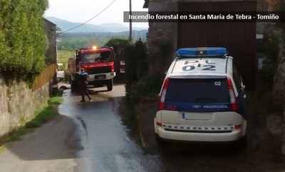 Sofocado un pequeo incendio forestal en Santa Mara de Tebra-Tomio