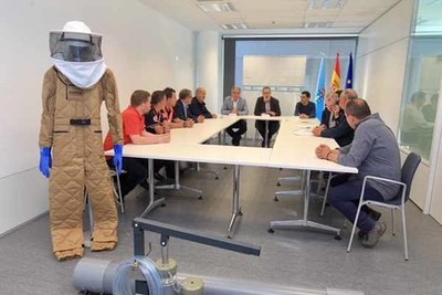 O Rosal recibe material de medio rural para a loita contra a vespa velutina  