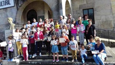 Concluu a campaa -Abril Mes do Libro- coa entrega de diplomas e agasallos aos participantes do -Certame de Microrrelatos-