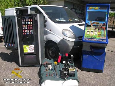 La Guardia Civil detiene a dos vigueses por medio centenar de robos en cafeteras