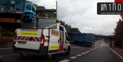Un turismo y un camin colisionaron esta maana en la A-55 en O Cerquido