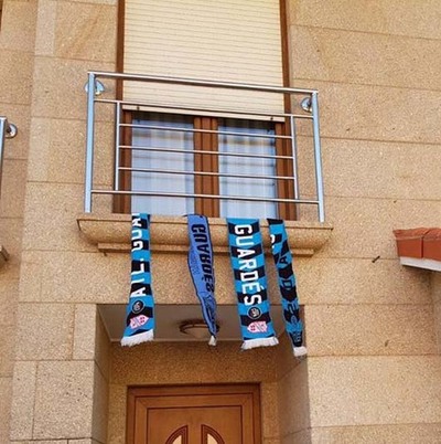 Lluvia de bufandas en A Guarda para apoyar al Mecalia Atl. Guards