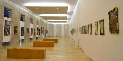 A Sala de Exposicins Municipal de Tui acolle ata o 10 de xuo obra de Seis artistas de Tomio, Gondomar e Cangas
