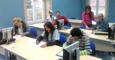 Quince persoas asisten en Tui ao curso para preparar as probas libres para obter o graduado en ESO