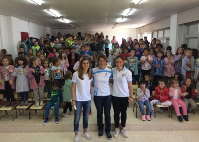 O CEIP As Solanas homenaxea s xogadoras e recentes campeonas do club de balonman femenino Mecalia Atltico  Guards