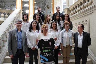 Carmela Silva recibe s ?heronas- do Atltico Guards, campioas de liga de balonmn feminino