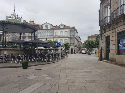 O tramo de ra entre Ordez e a Corredoira ten carcter residencial polo que os pens teen prioridade sobre os vehculos