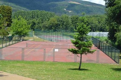 O Concello de Tomio realiza esta semana obras de reparacin e mellora das pistas de tenis do Mosteiro