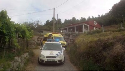 Cae de un muro de 3 metros en su vivienda de Barrantes en Tomio