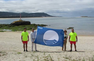 O Alcalde e a Concelleira de Turismo izan as bandeiras dando comezo a temporada de vern nas praias da Guarda