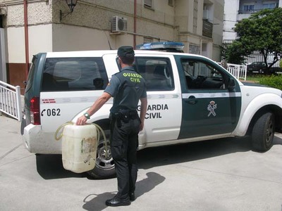 La Guardia Civil sorprende a una pareja de Goian robando gasoil en Ponteareas