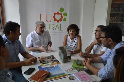 O subdirector de AGADER visita a oficina da Asociacin de Desenvolvemento Rural, no Concello de Tomio