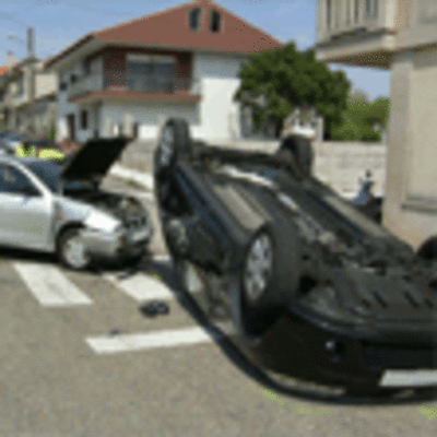 DOS HERIDOS LEVES EN UN ACCIDENTE ENTRE DOS VEHCULOS EN EL CRUCE DOS BECHOS DE A GUARDA