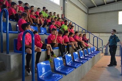 A Garda Civil de Tomio achgase aos pequenos para falar sobre acoso escolar e igualdade de xnero