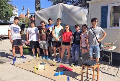 Un grupo de alumnos da Sangria amosan o seu robot na Alameda durante as Festas do Monte