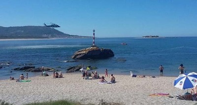 O persoal de socorrismo, o GES e o helicptero Pesca realizaron simulacros de rescate na praia do Muo 