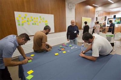 Un grupo de trinta persoas frmanse en Tomio na accin de emprendemento da Escola EU Rural