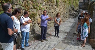 Un percorrido nocturno polo barrio xudeu de Tui na fin de semana  a proposta para o mes de outubro nas visitas guiadas gratutas