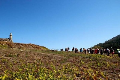 Mis de medio cento de persoas percorren as fortalezas de Goin (Tomio) e Vilanova nunha nova andaina de Rutas de Historia