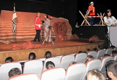 Parte do alumnado da Guarda conmemora o Da Internacional das Nenas coa obra de teatro -O Valo-