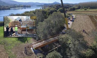 Tomio instala a ponte sobre o ro Pego que dar continuidade  senda polo Mio