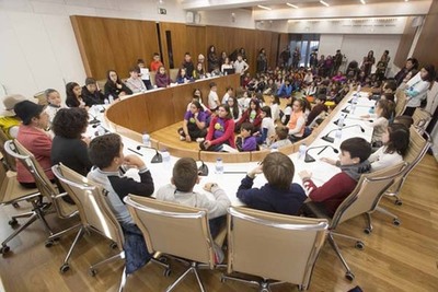 Pleno infantil para conmemorar o Da Universal da Infancia en Tomio