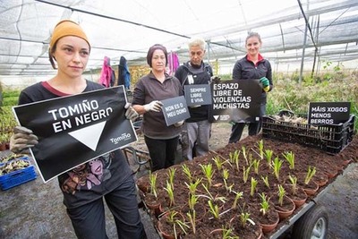 Tomio tnguese de negro contra as violencias