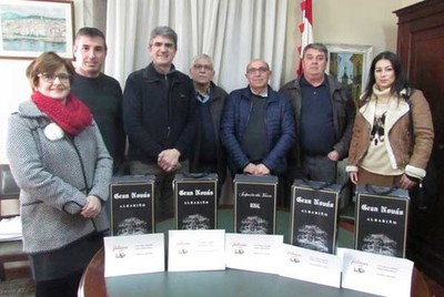 Os ?ruteiros- de Petiscos con arte recolleron o seu agasallo no Concello