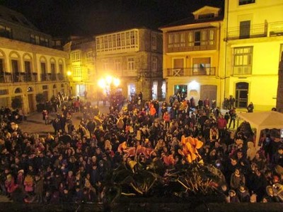O Nadal guards comezou oficialmente este martes co acendido do alumeado na Praza do Rel