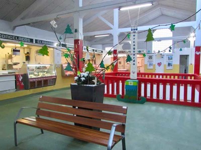 A Praza de Abastos ?vstese- de Nadal grazas ao traballo conxunto dos praceiros