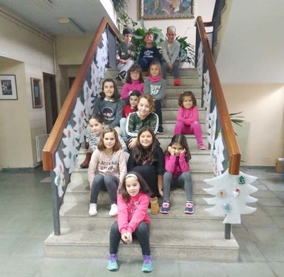 As escaleiras do Concello da Guarda locen os adornos feitos no primeiro obradoiro infantil -Decora o teu Nadal-
