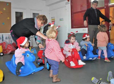O alcalde e a concelleira de Servizos Sociais entregan novo material de xogo aos cativos da Escola Infantil