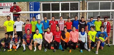 El Kayak Tudense rompi su rutina habitual de entrenamientos al jugar un partido de ftbol.